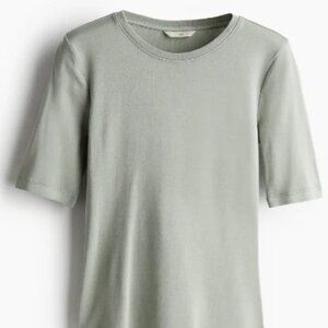 Like New Short sleeve tee